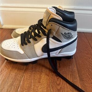 Mens 7.5 baseball cleats. Jordan retro. Barely used